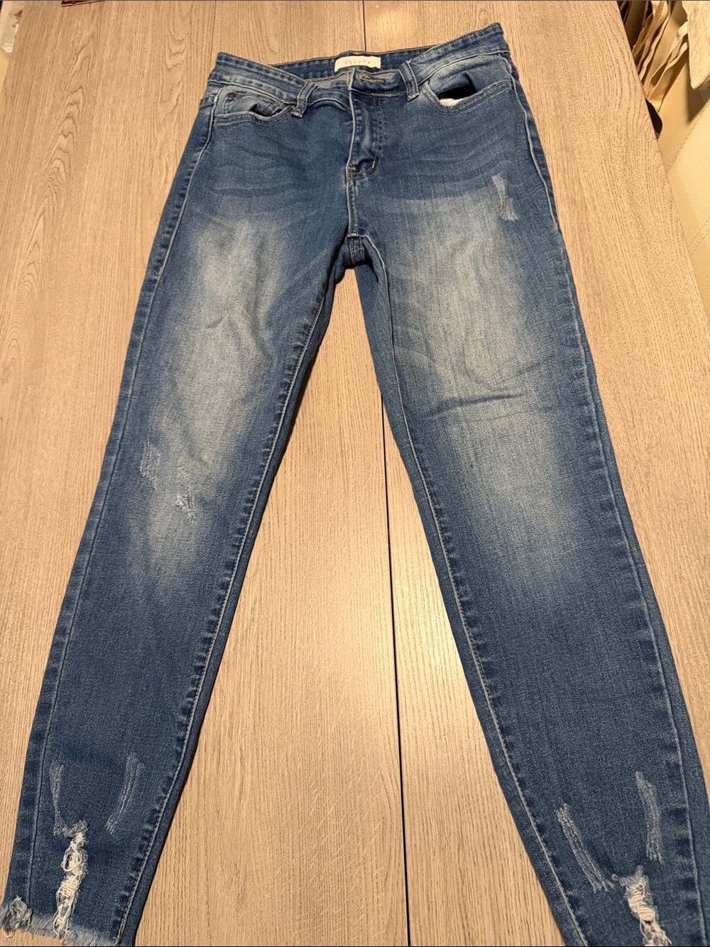 Distressed Women's Skinny Jeans -Medium Blue 💙🤗